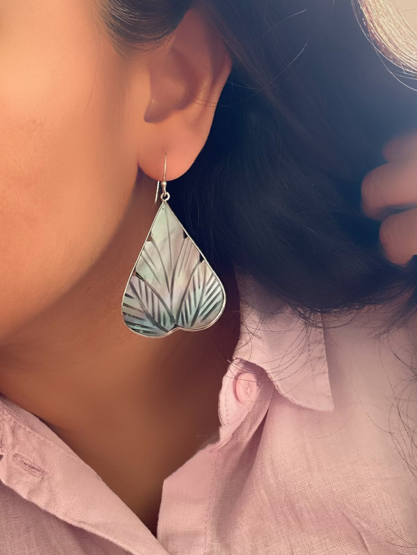 Black Gradient Sea Shell Carved Leaf Earrings