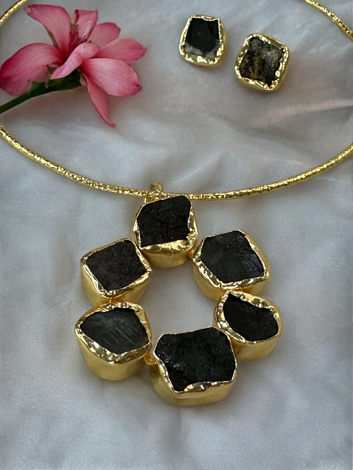 Black Labradorite Statement Floral Hasli