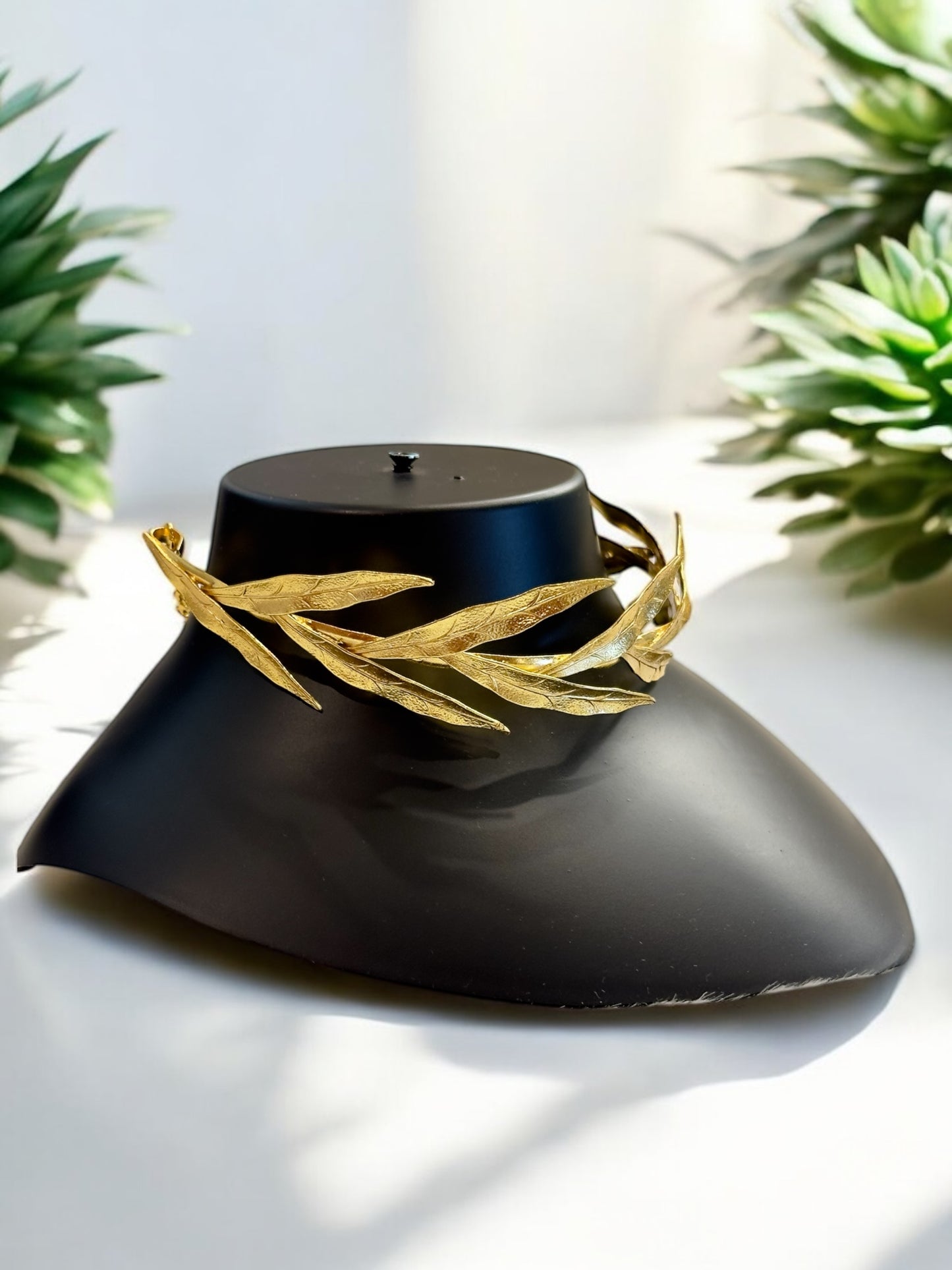 Leaf Wreath European Hasli Torque Necklace