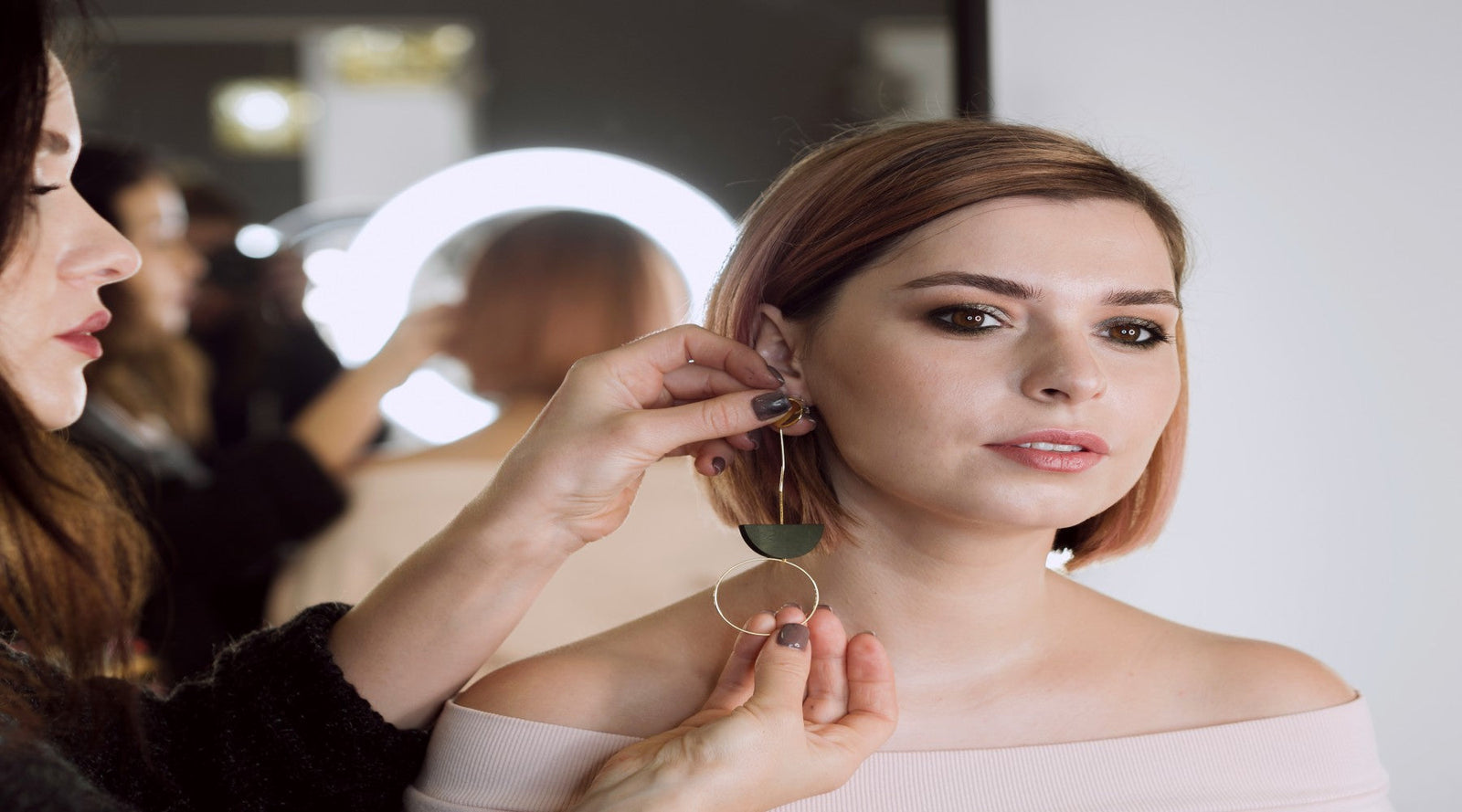 Which Type of Earrings Suits on Oval Face? A Complete Style Guide