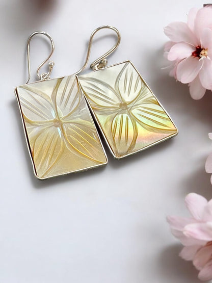 Golden Gradient Sea Shell Carved Flower Earrings