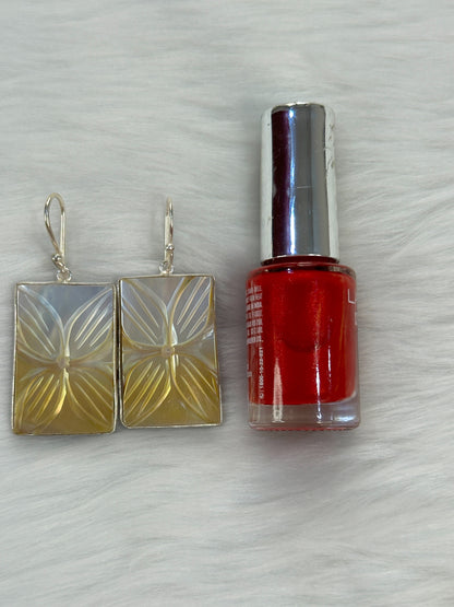 Golden Gradient Sea Shell Carved Flower Earrings