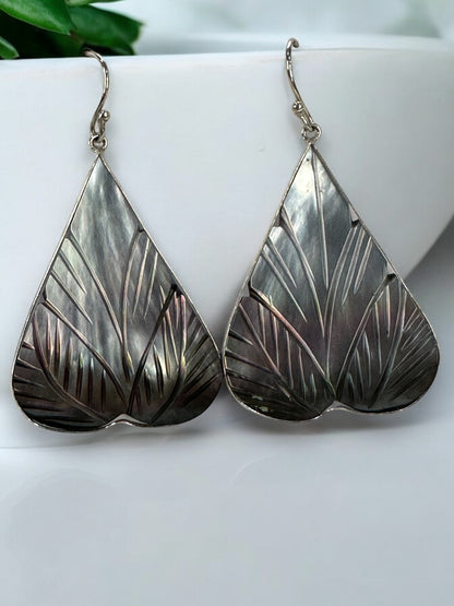 Black Gradient Sea Shell Carved Leaf Earrings