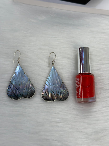Black Gradient Sea Shell Carved Leaf Earrings