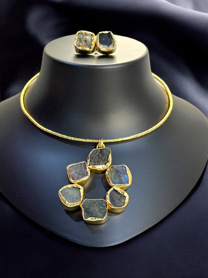 Black Labradorite Statement Floral Hasli
