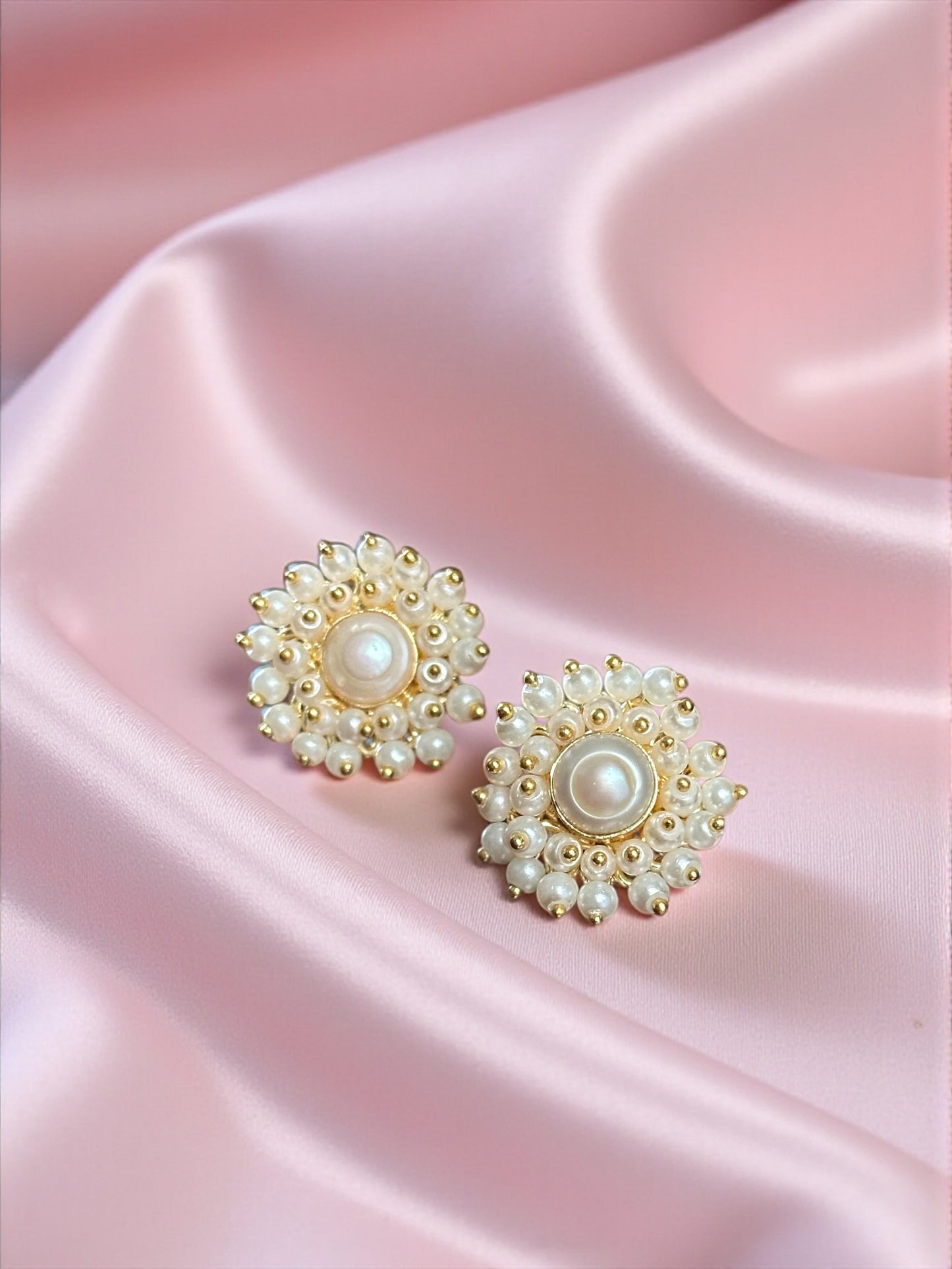 Mohe Pearl Studs
