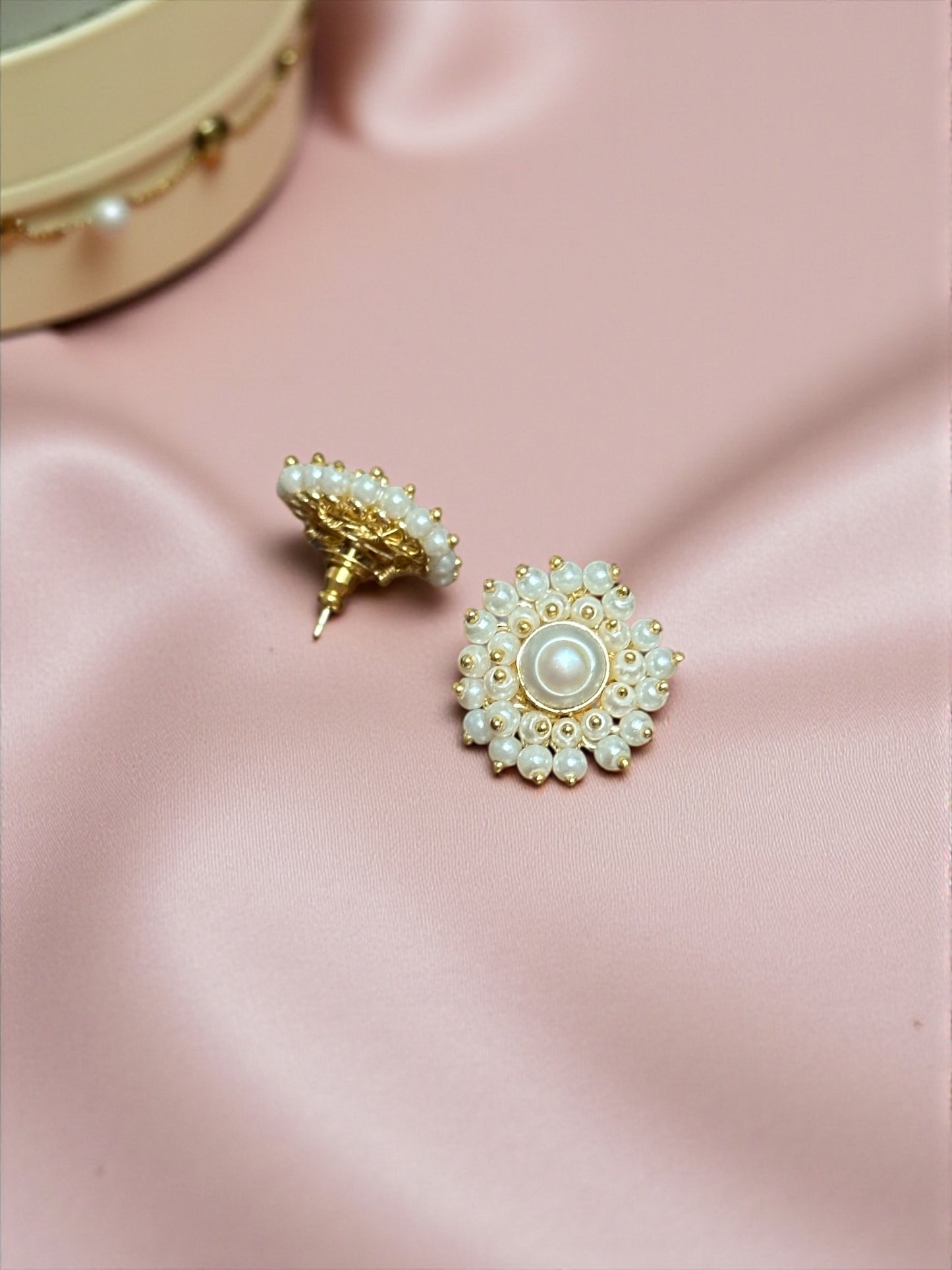 Mohe Pearl Studs