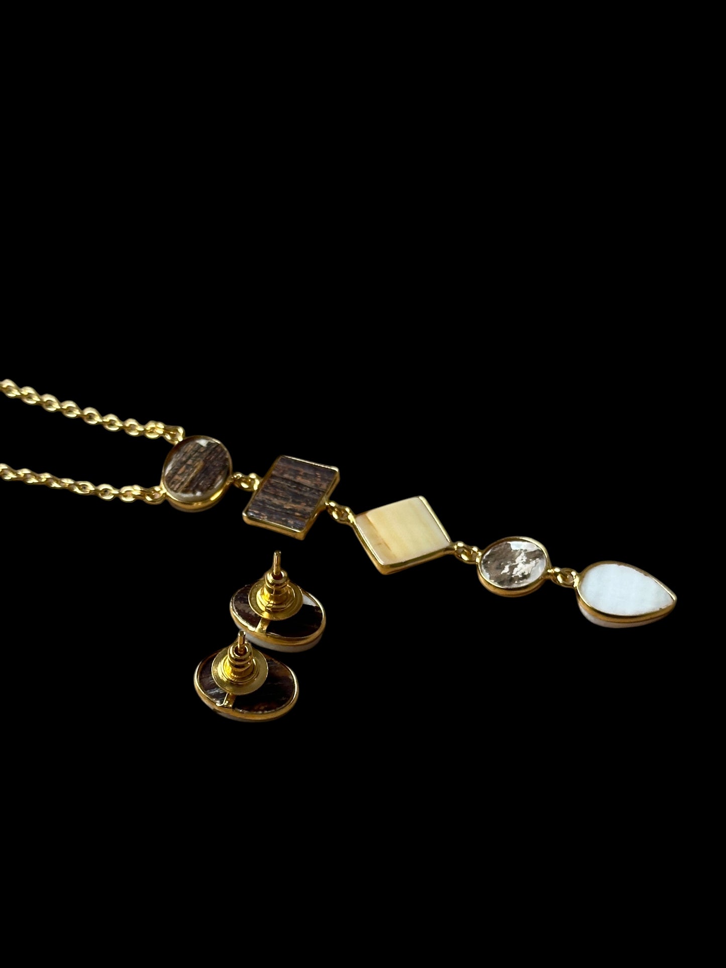 White Mother of Pearl Ivora Necklace Set