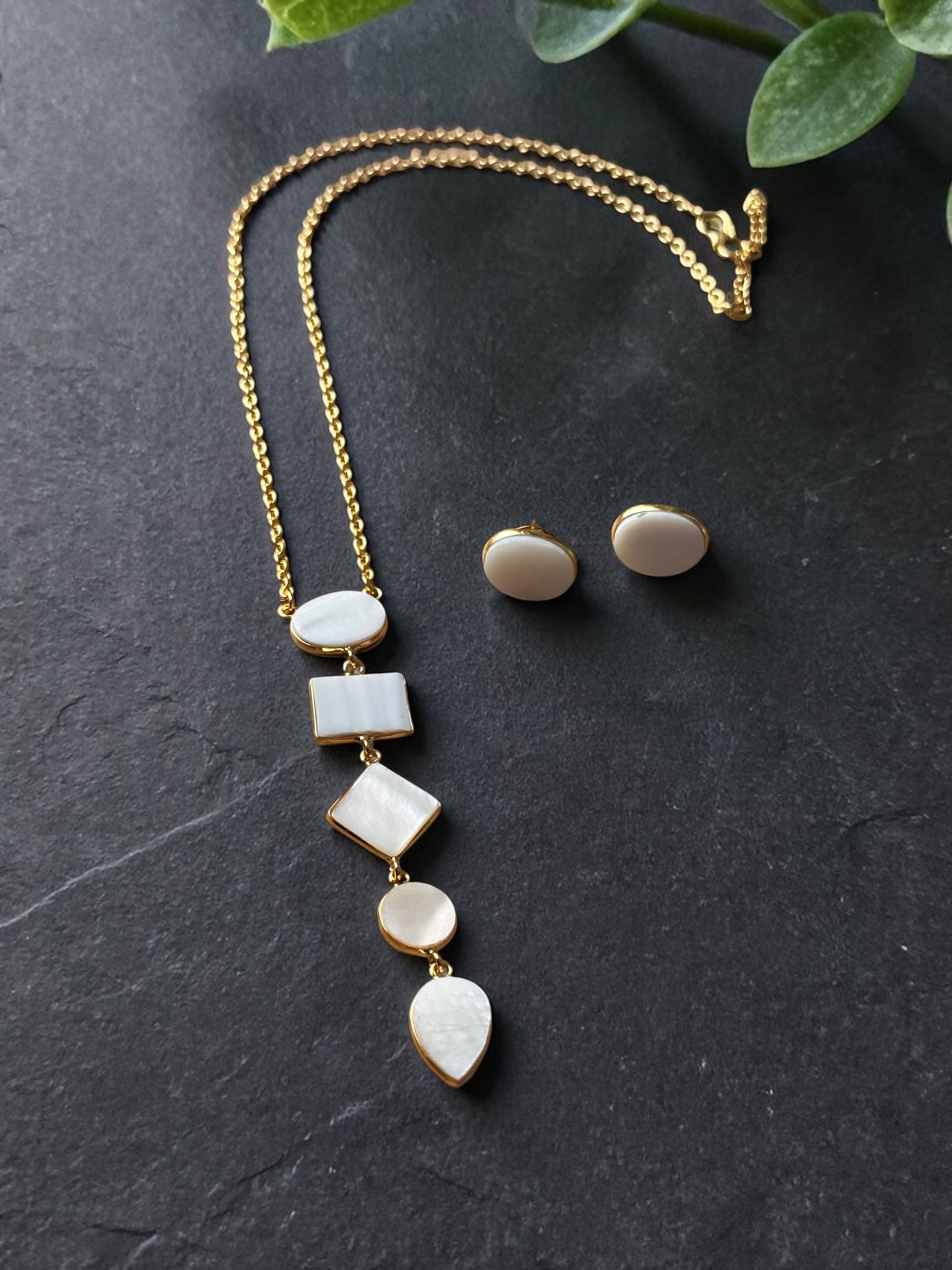 White Mother of Pearl Ivora Necklace Set