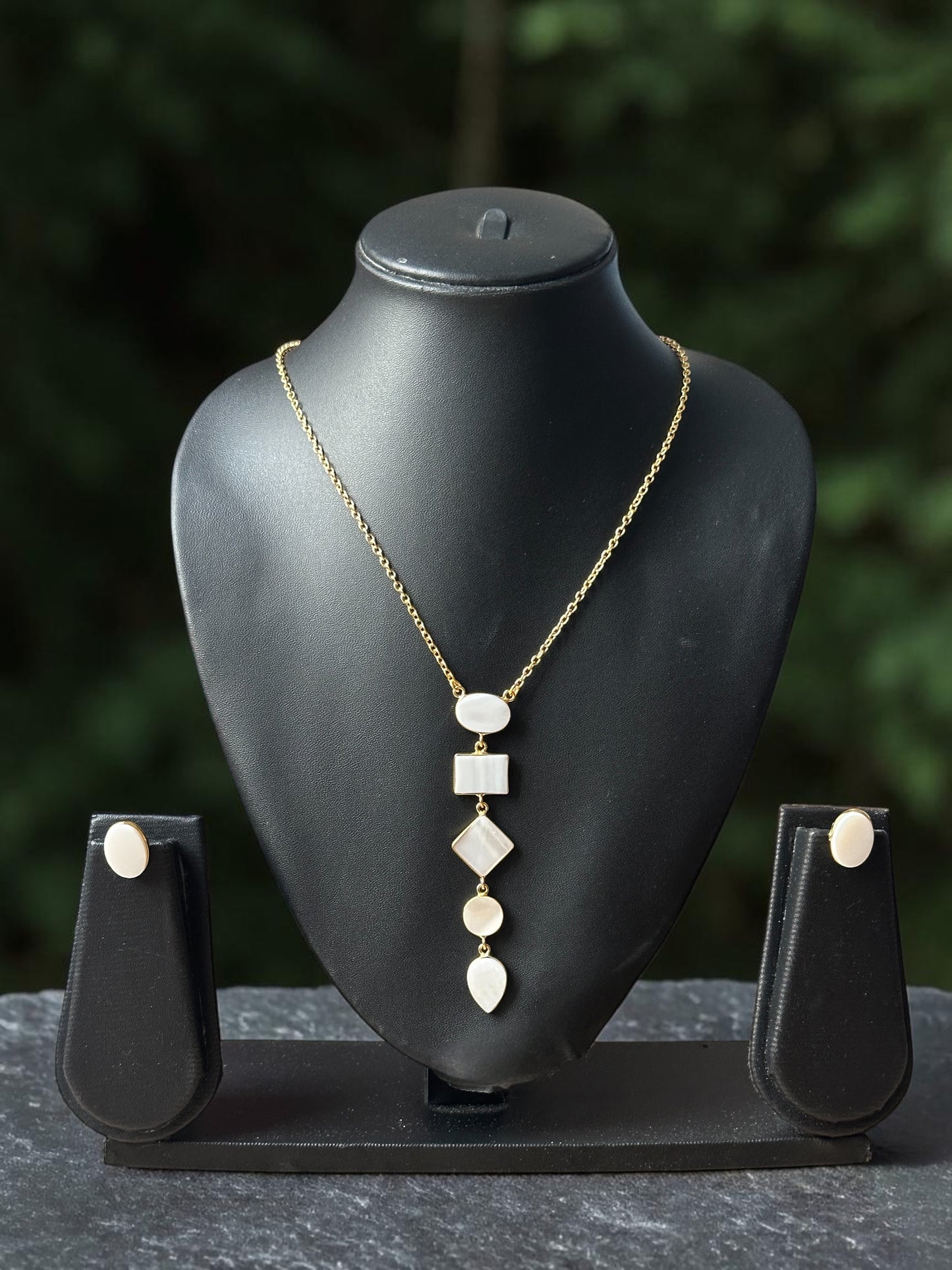White Mother of Pearl Ivora Necklace Set