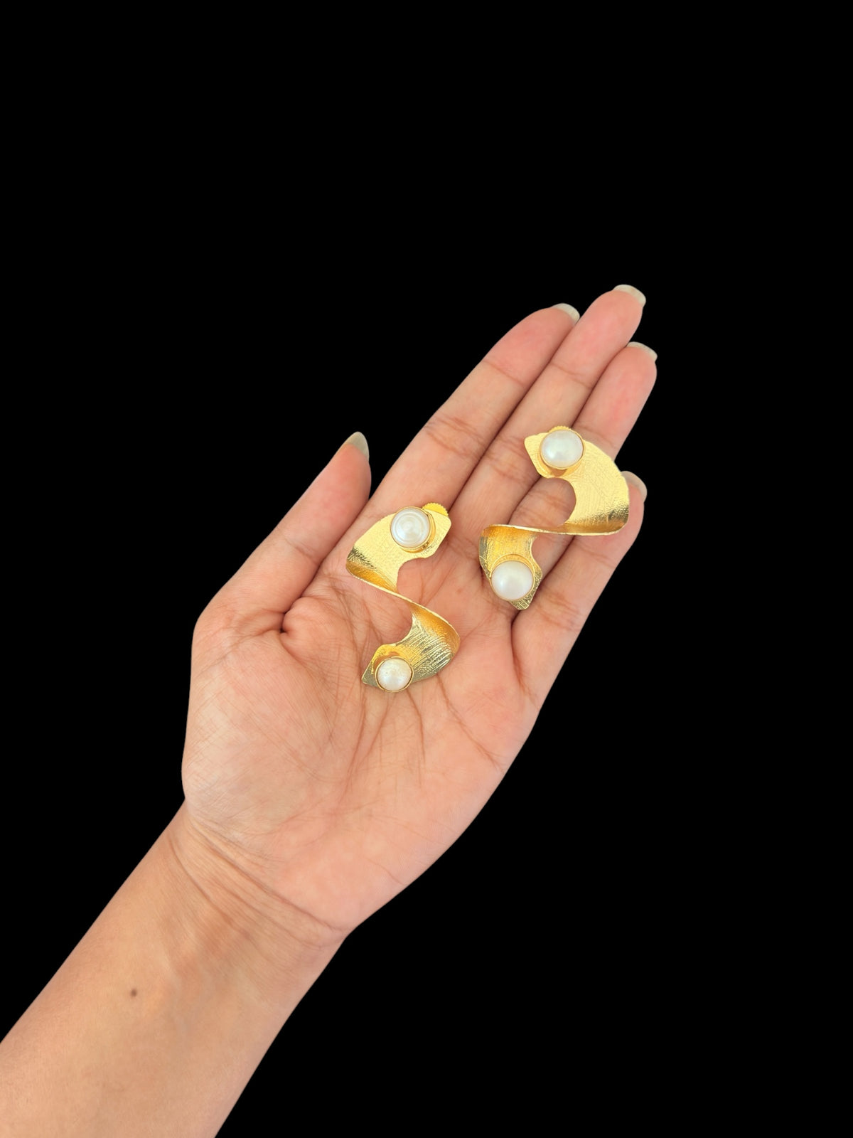 Curl Up Pearl Earring
