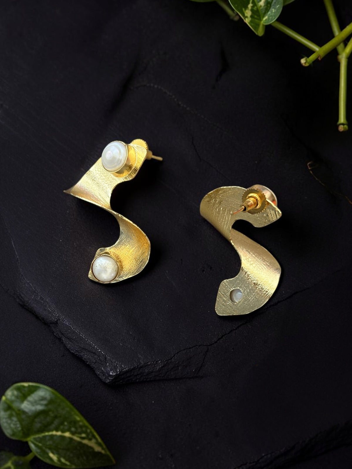 Curl Up Pearl Earring