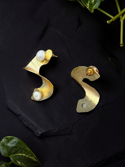 Curl Up Pearl Earring