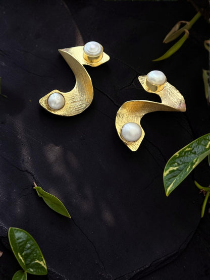 Curl Up Pearl Earring