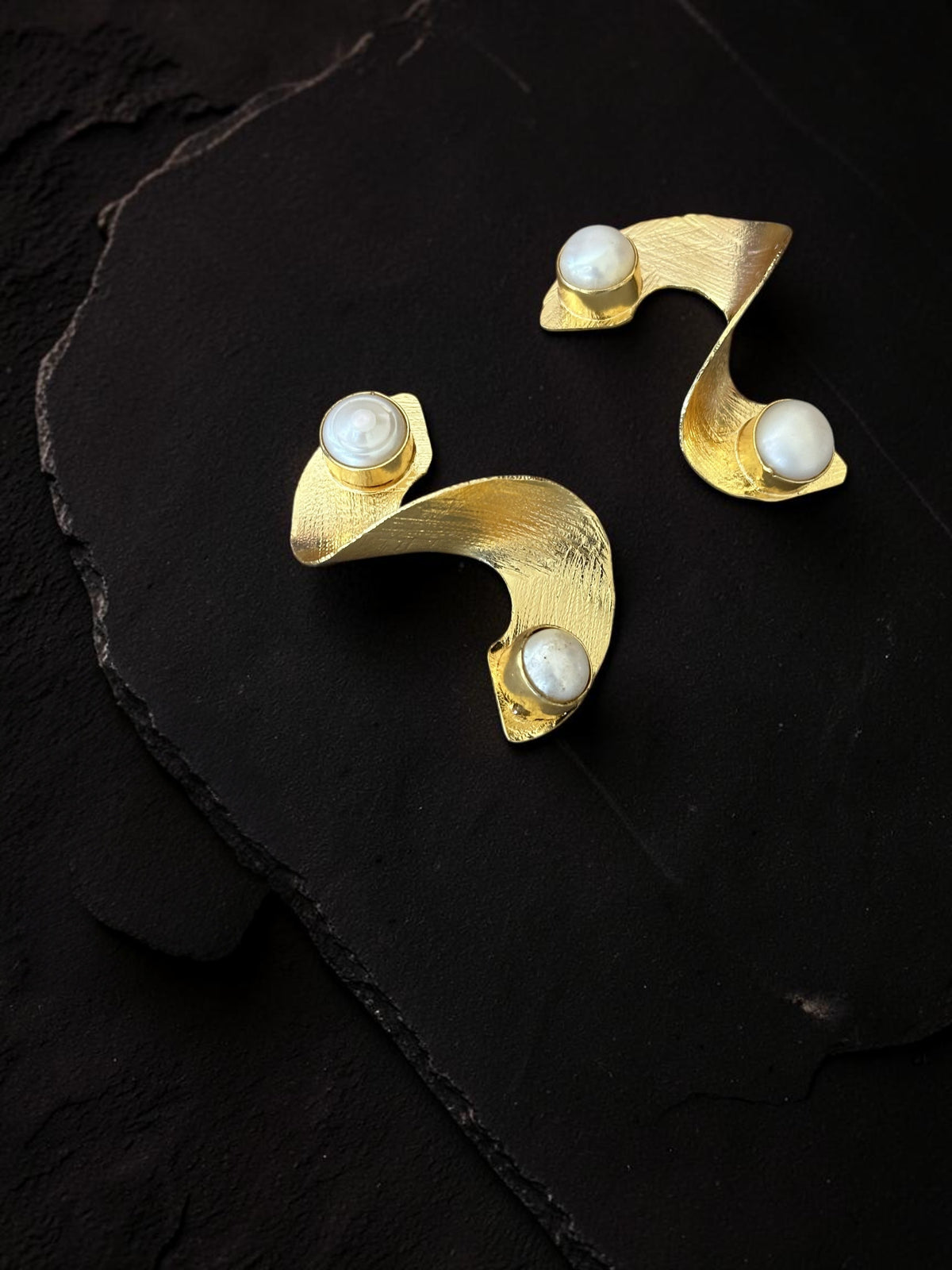 Curl Up Pearl Earring