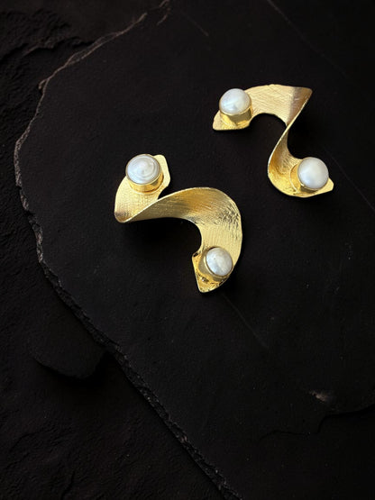 Curl Up Pearl Earring