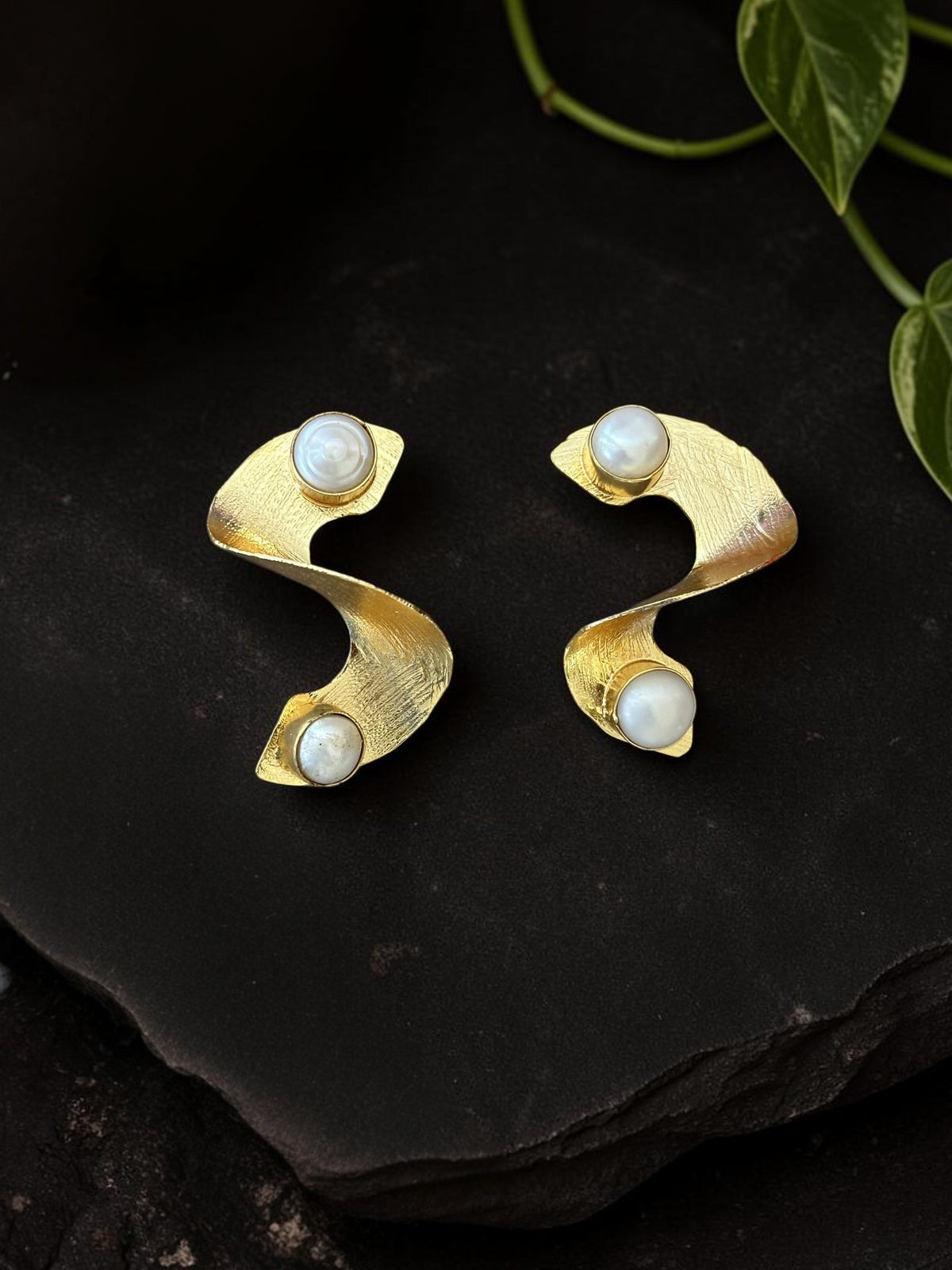 Curl Up Pearl Earring