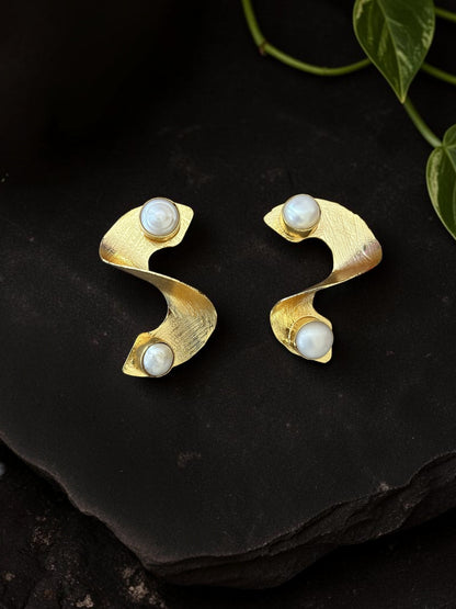 Curl Up Pearl Earring